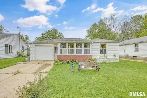 304 E 3rd St, Delavan, IL 61734