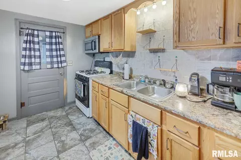 304 E 3rd St, Delavan, IL 61734 photo 11