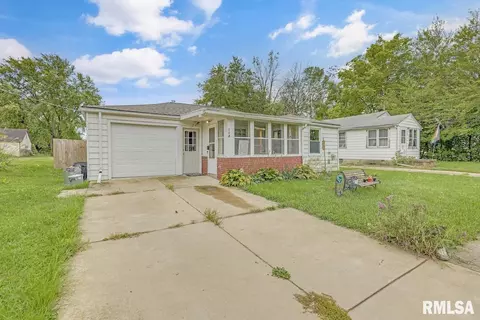304 E 3rd St, Delavan, IL 61734 photo 3