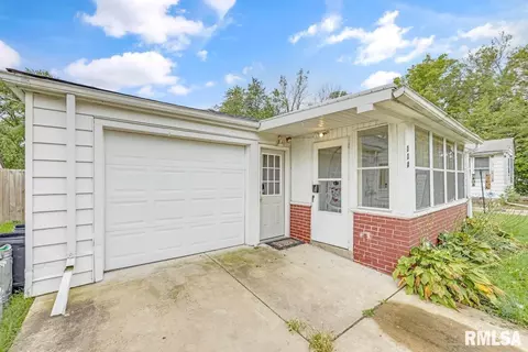 304 E 3rd St, Delavan, IL 61734 photo 4