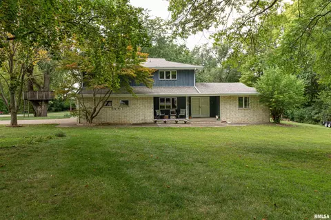 24 Oriole Ln, Pekin, IL 61554