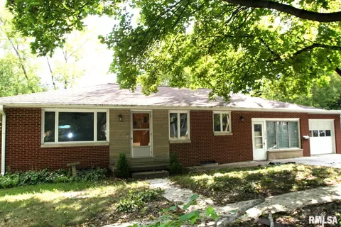 203 E 4th St, Mackinaw, IL 61755