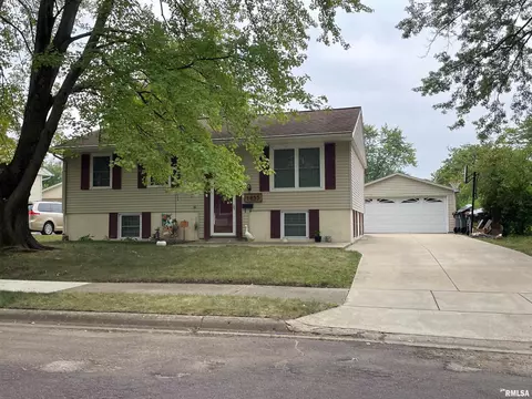 1835 Columbus Dr, Pekin, IL 61554