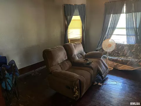 540 W Latimer St, Abingdon, IL 61410 photo 4