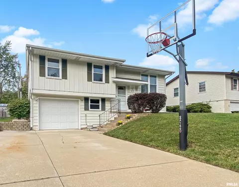 5829 N Graceland Dr, Peoria, IL 61614