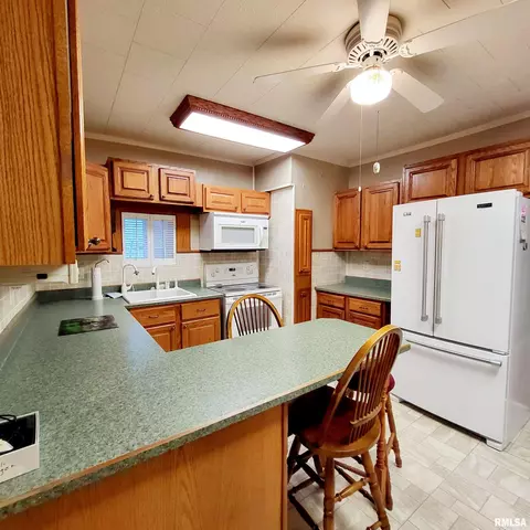 Kitchen - 525 S Main St, Canton, IL 61520 photo 3 of 5