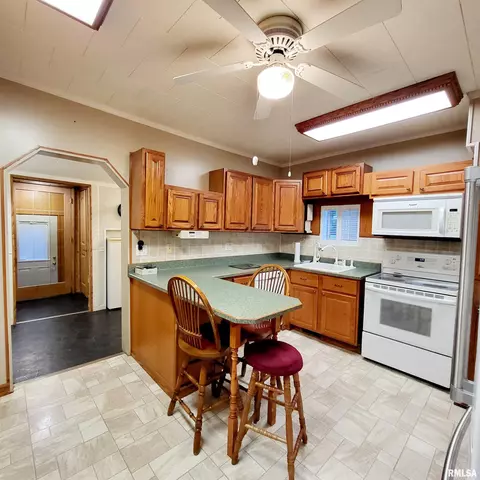 Kitchen - 525 S Main St, Canton, IL 61520 photo 4 of 5