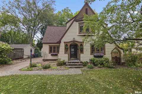 907 Bacon St, Pekin, IL 61554