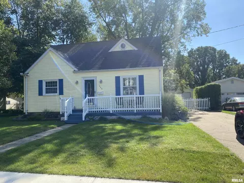 306 Hilldale Ave, Washington, IL 61571