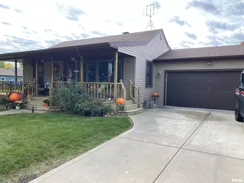310 Iris Ct, Canton, IL 61520 photo 2