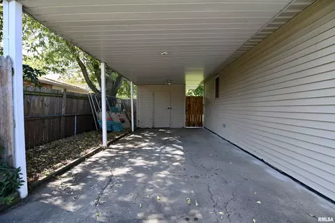 809 S Meadow Ln, Manito, IL 61546 photo 9