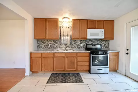 809 S Meadow Ln, Manito, IL 61546 photo 4