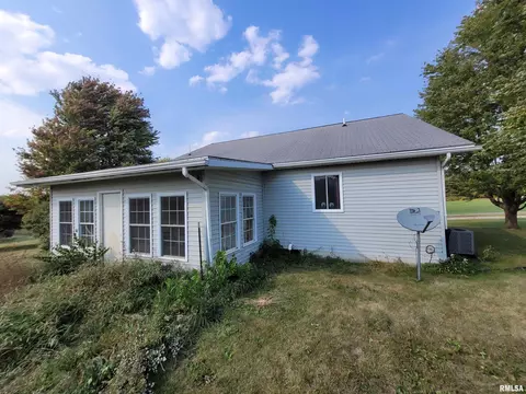 1075 E Cortland Rd, Avon, IL 61415 photo 4