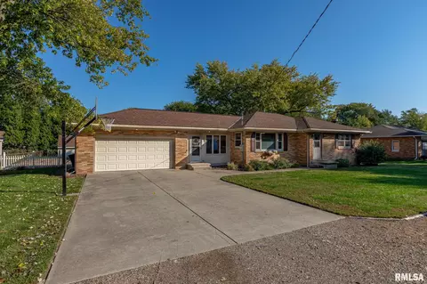 209 E Sheridan St, Manito, IL 61546 photo 2