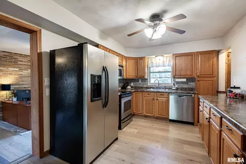 209 E Sheridan St, Manito, IL 61546 photo 9