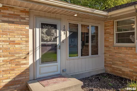 209 E Sheridan St, Manito, IL 61546 photo 4