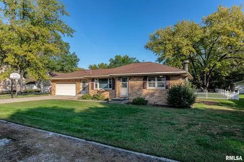 209 E Sheridan St, Manito, IL 61546 photo 3