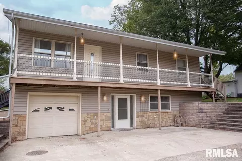 1004 S Main St, Eureka, IL 61530
