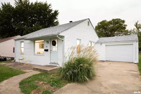 2211 W Arrow Head Ln, Peoria, IL 61604
