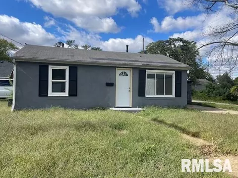 1301 Hoff St, Pekin, IL 61554