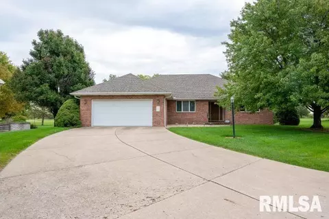 8 Winged Foot Dr, Pekin, IL 61554