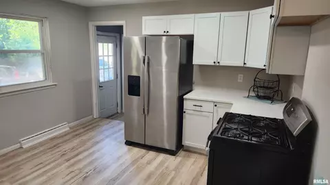 Kitchen - 2108 E Cornell St, Peoria, IL 61614 photo 4 of 4