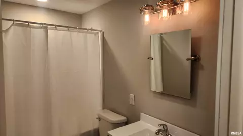 Bath - 2108 E Cornell St, Peoria, IL 61614 photo 2 of 3