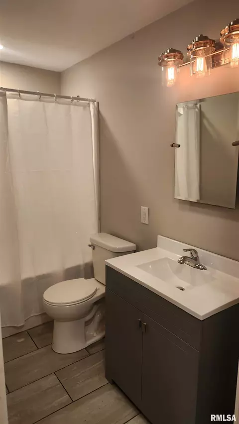 Bath - 2108 E Cornell St, Peoria, IL 61614 photo 3 of 3