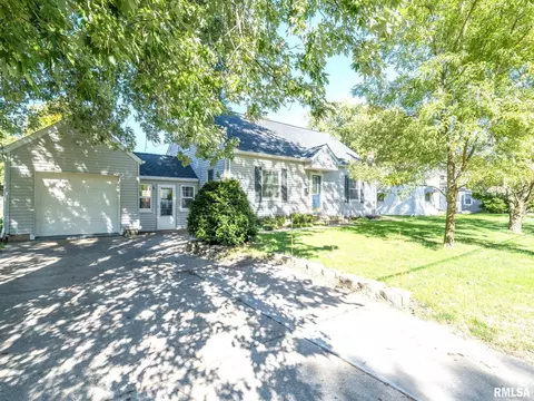 801 Eldridge St, Washington, IL 61571