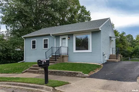 18 Briarcliff Ct, Pekin, IL 61554