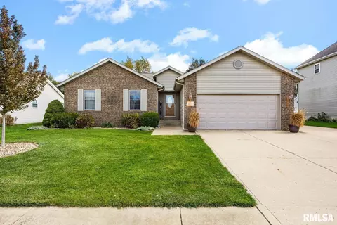 1830 Fawnridge Ln, Pekin, IL 61554