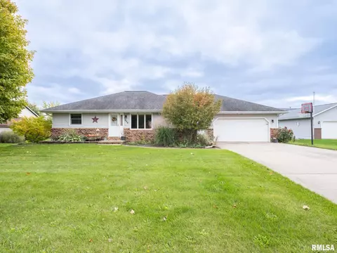 904 Brookshire Ln, Eureka, IL 61530
