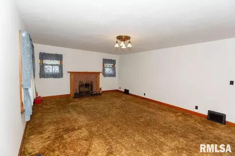 709 S Main St, Eureka, IL 61530 photo 28
