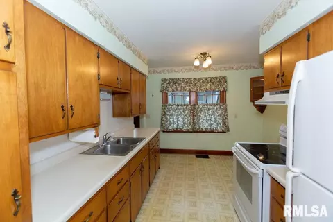 709 S Main St, Eureka, IL 61530 photo 23