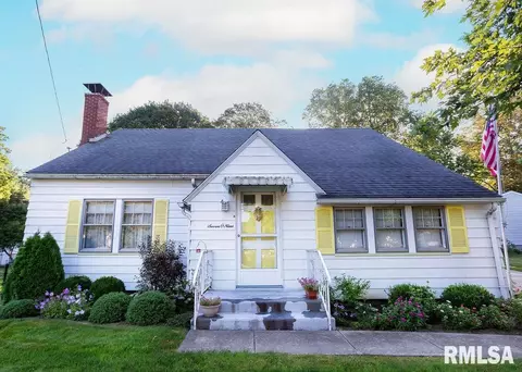 709 S Main St, Eureka, IL 61530 photo 2