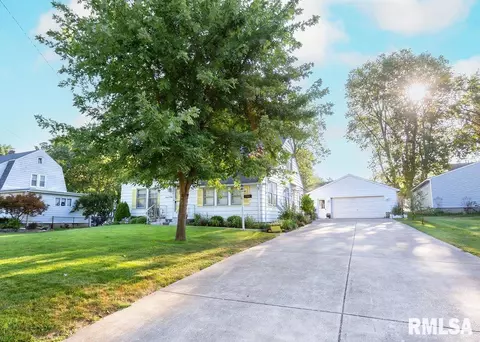 709 S Main St, Eureka, IL 61530 photo 4