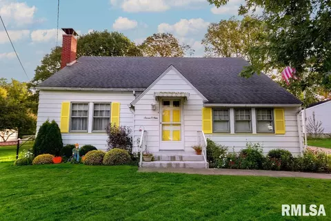 709 S Main St, Eureka, IL 61530