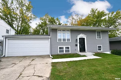 2302 W Kensington Dr, Peoria, IL 61614