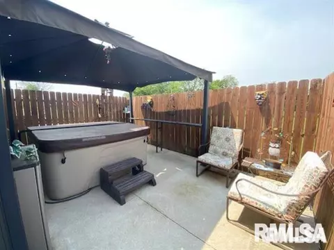 Exterior - 1751 E Walnut St, Canton, IL 61520 photo 8 of 11