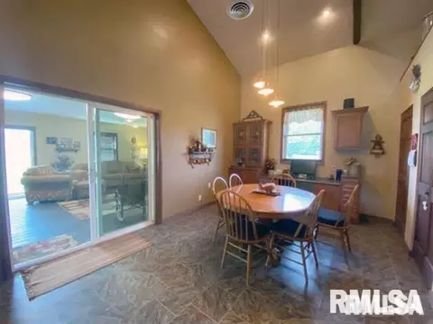 Dining - 1751 E Walnut St, Canton, IL 61520 photo 4 of 8