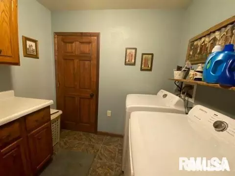 Bath - 1751 E Walnut St, Canton, IL 61520 photo 6 of 6