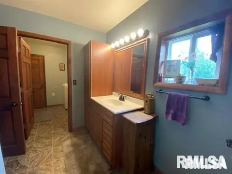 Bath - 1751 E Walnut St, Canton, IL 61520 photo 2 of 6