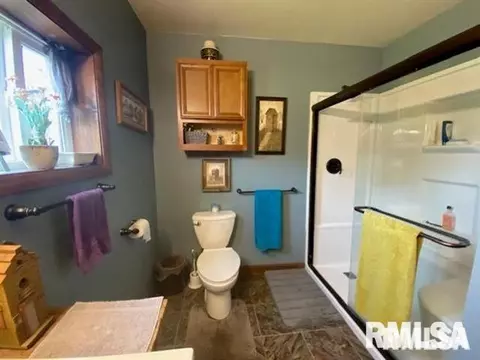 Bath - 1751 E Walnut St, Canton, IL 61520 photo 3 of 6