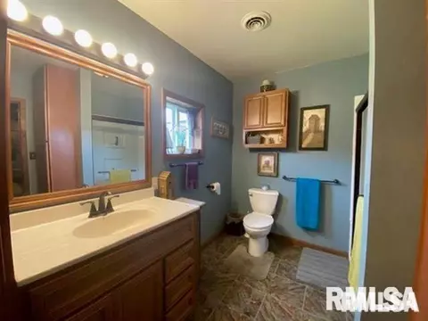 Bath - 1751 E Walnut St, Canton, IL 61520 photo 4 of 6