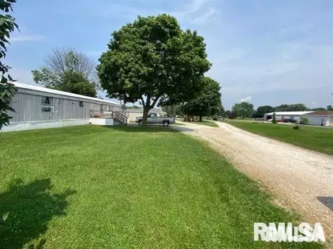 Exterior - 1751 E Walnut St, Canton, IL 61520 photo 9 of 11