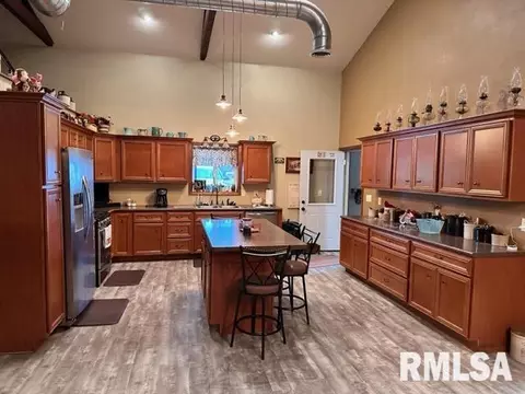 Kitchen - 1751 E Walnut St, Canton, IL 61520 photo 4 of 6