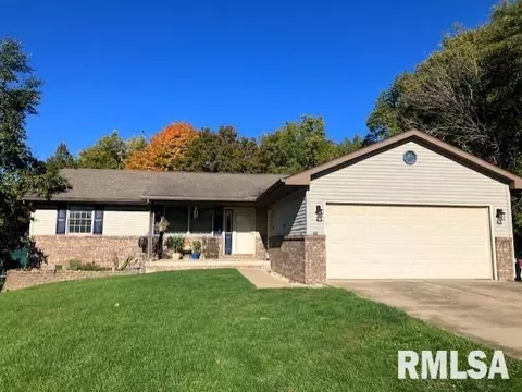 43 Londonderry Dr, Mackinaw, IL 61755