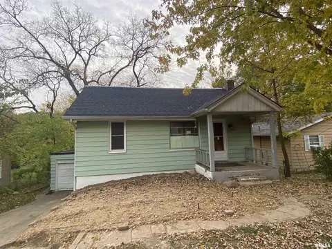 208 Maywood Ave, Creve Coeur, IL 61610