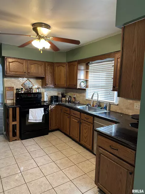 420 S Johnson St, Macomb, IL 61455 photo 3