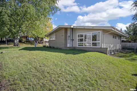 1208 Lincoln St, Pekin, IL 61554